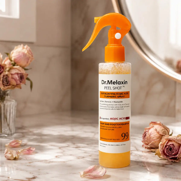 Mujer colombiana aplicando el spray exfoliante Dr. Melaxin Peel Shot TX en el rostro frente al espejo
