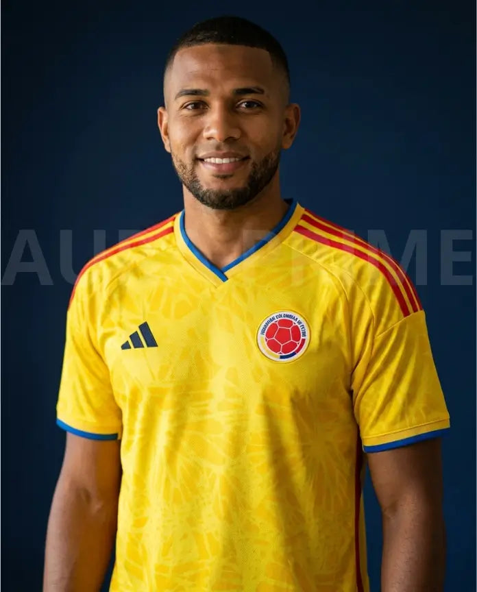Camiseta Selección Colombia Hombre en amarillo vibrante, hombre joven hincha con la camiseta puesta