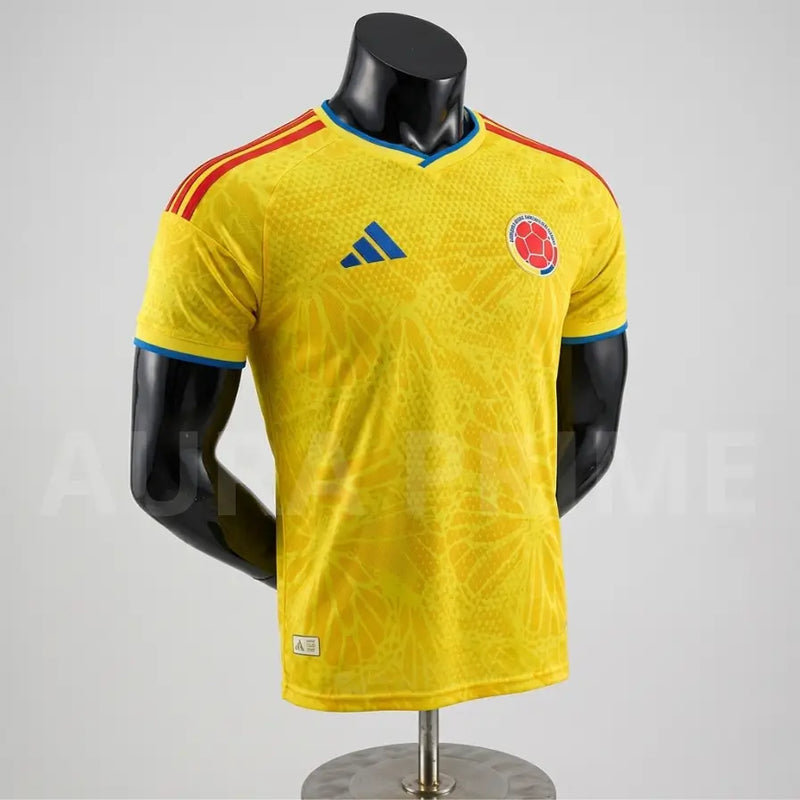 Hincha sin camiseta amarilla, desentona con el grupo de amigos el día del partido de la Selección Colombia
