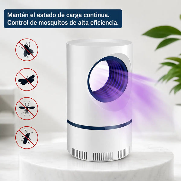 Trampa mata zancudos LED UV encendida sobre mesa de noche en cuarto de niño en Barranquilla