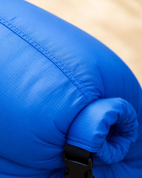 Sofá Inflable guardado en una mochila, demostrando su tamaño compacto y bajo peso
