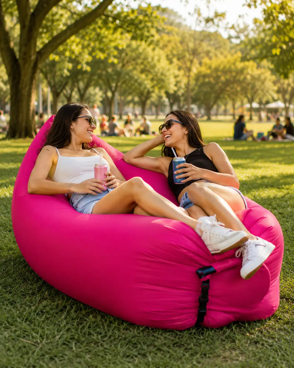 Sofá Inflable en la playa resistiendo arena, agua y uso prolongado