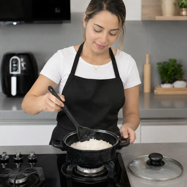 Sartén antiadherente sobre estufa de inducción en cocina de hogar en Colombia