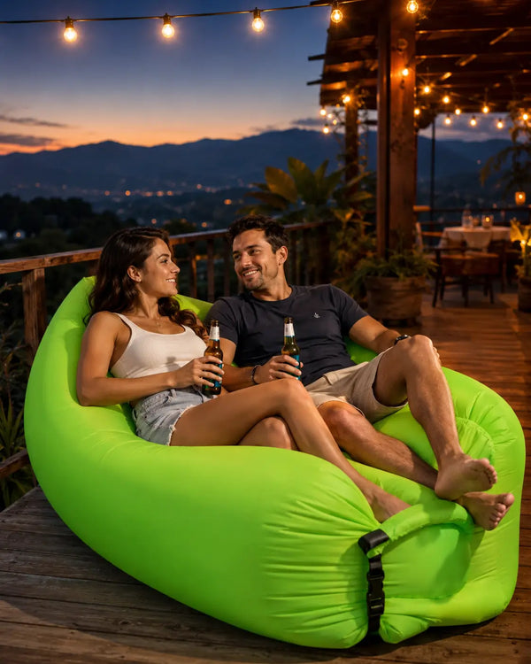 Dos o tres personas sentadas en el Sofá Inflable de Aire para Exteriores