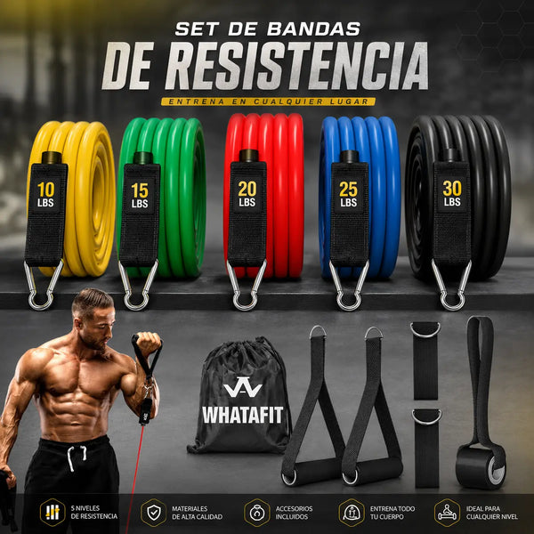 Hombre entrenando bíceps con el set de bandas de resistencia anclado al marco de la puerta en un apartamento en Bogotá