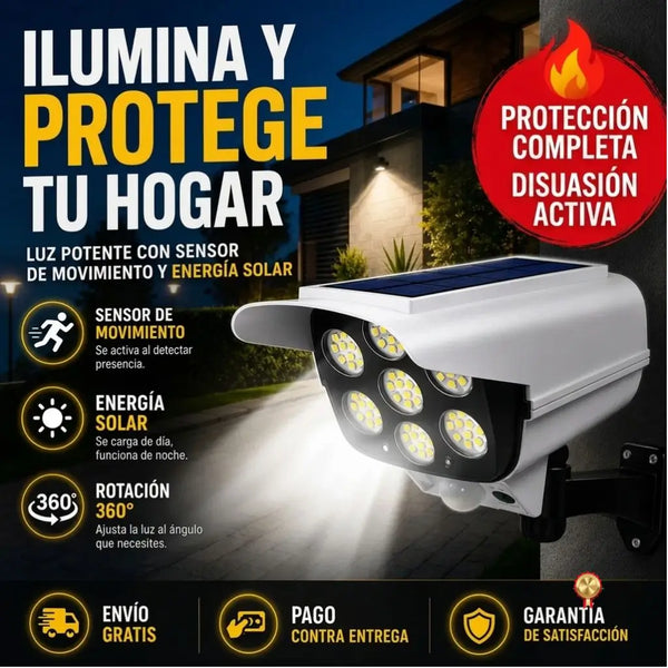 Lámpara solar con diseño de cámara instalada en la entrada de una casa colombiana de noche