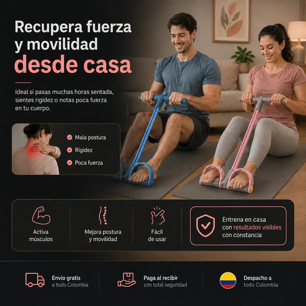 Mujer colombiana entrena brazos en casa sentada en el sofá con la banda elástica con pedales