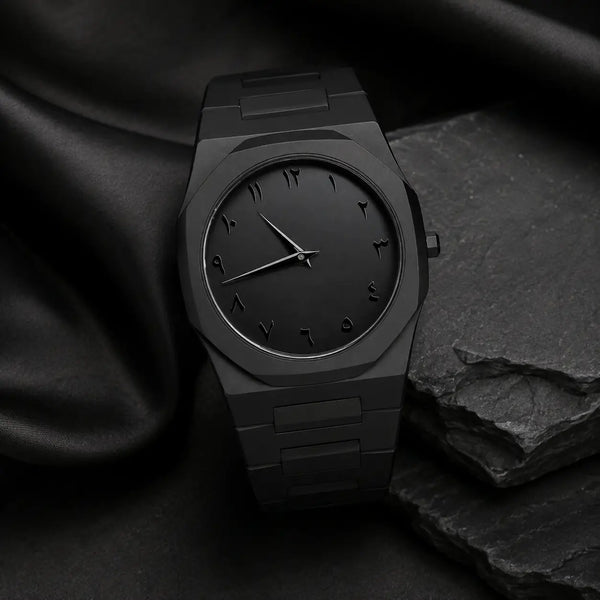Reloj octagonal negro mate con esfera arábiga en la muñeca de un hombre con camisa