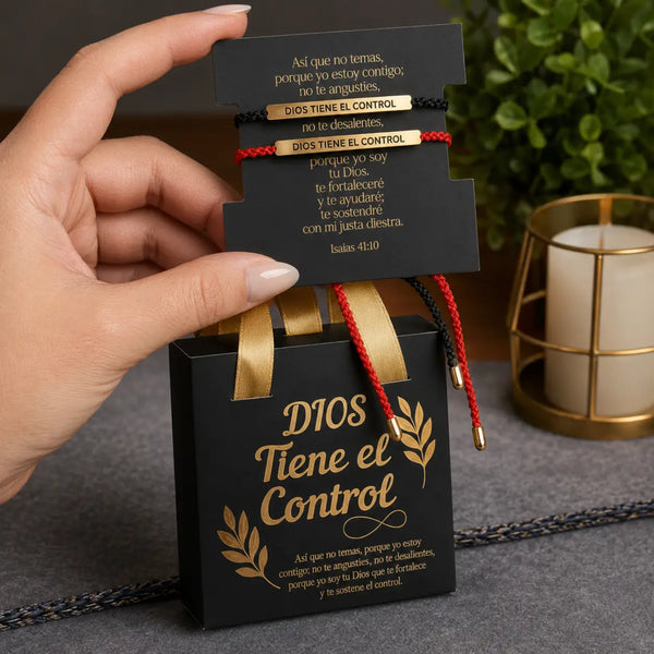 Detalle de la placa grabada a mano en acero inoxidable con la frase Dios Tiene el Control