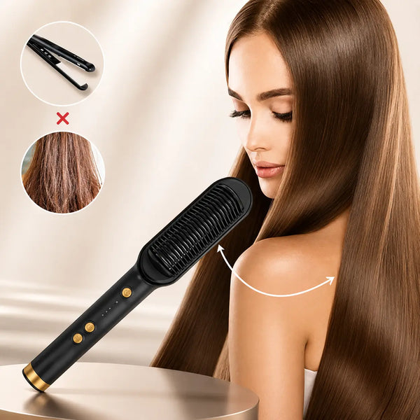Mujer joven colombiana alisándose el cabello en casa con el cepillo alisador antiquemaduras