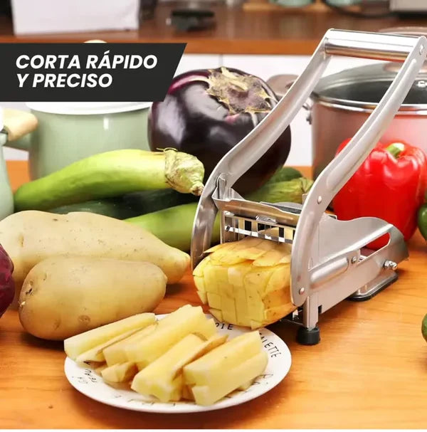 Mano bajando la palanca del cortador mientras la papa entera atraviesa la rejilla