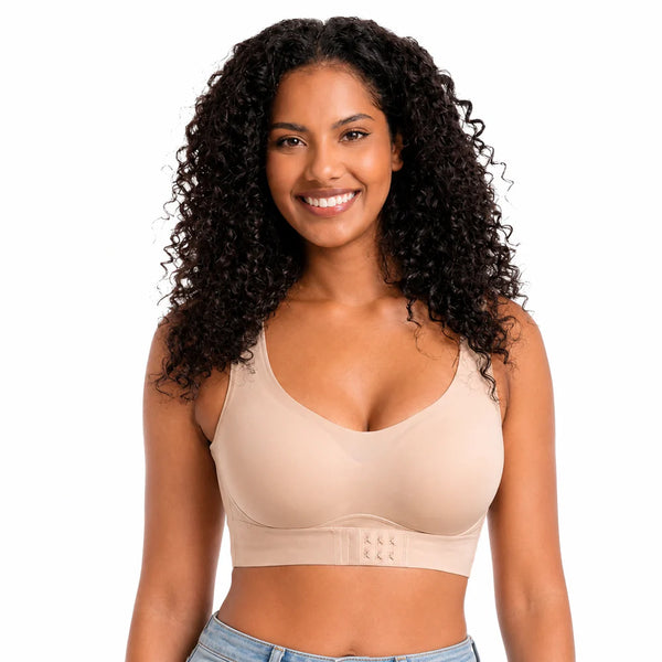 Mujer usando el brasier blanco bajo una blusa de trabajo sin que se note