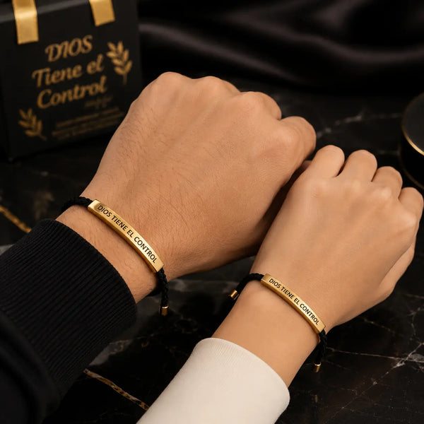 Pulsera de hilo negro en la muñeca de un hombre, diseño minimalista y unisex