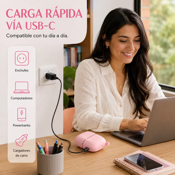 Mini peine alisador negro con rose gold cargándose con cable USB tipo C sobre un escritorio