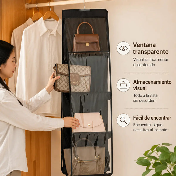 Mujer agachada frente al clóset moviendo carteras amontonadas en el piso