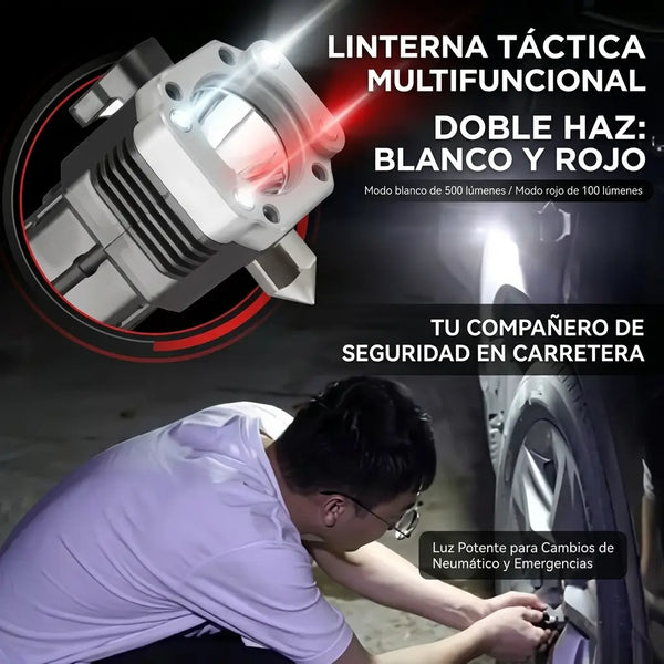 Conductor colombiano de noche en la carretera alumbrando el motor con la linterna del celular bajo la llovizna